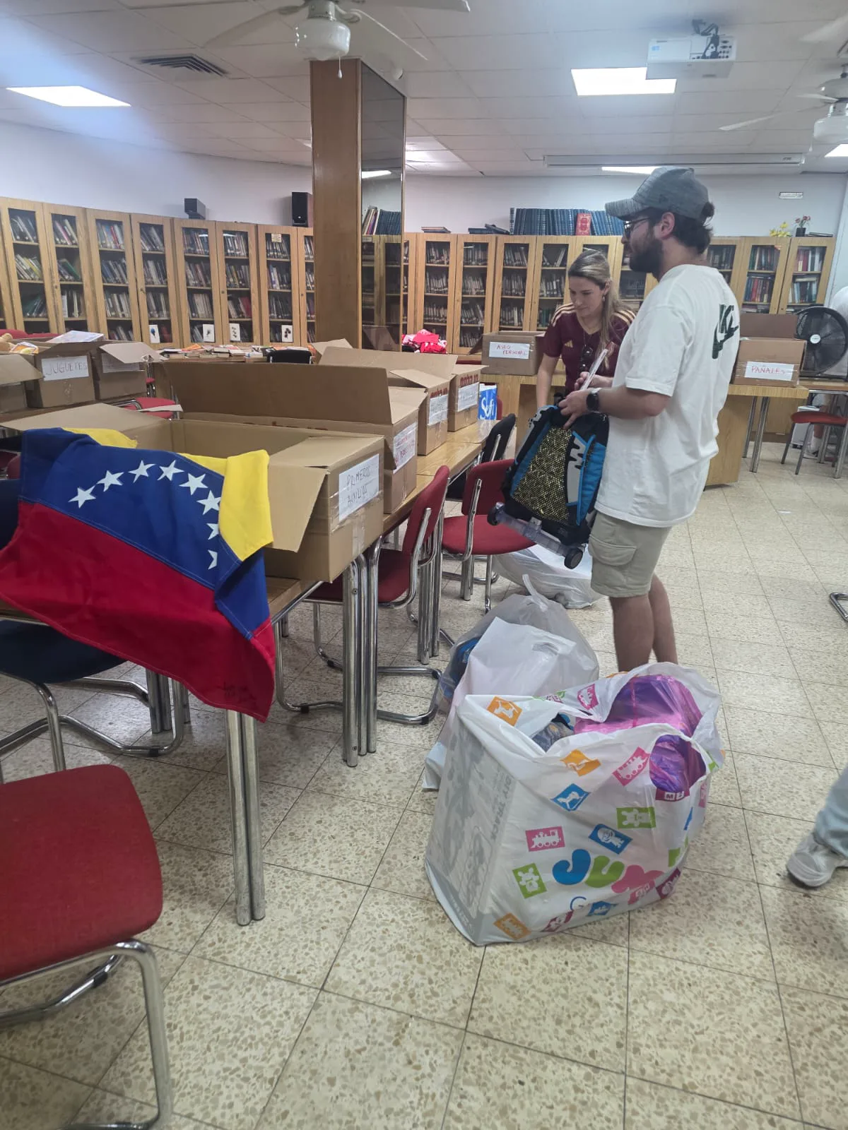 Vista del centro de acopio con cajas y donaciones