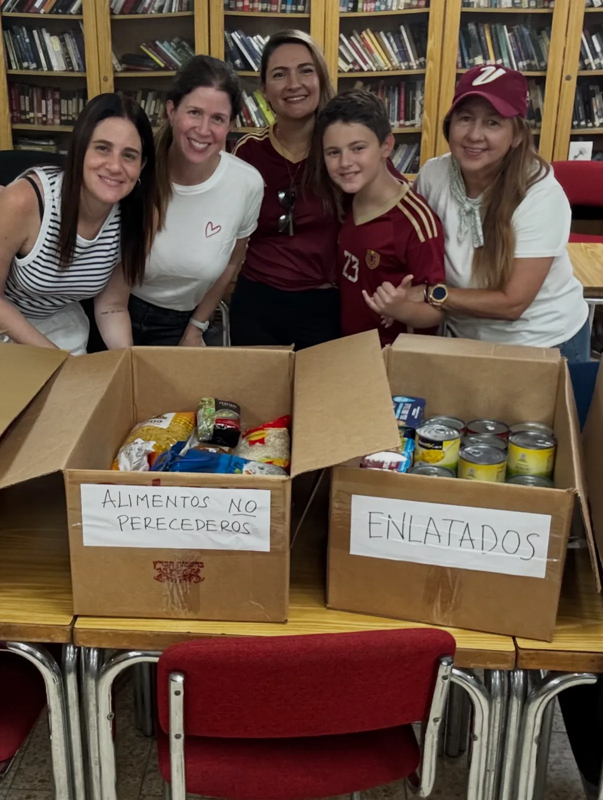 Voluntarias trabajando en el centro de acopio