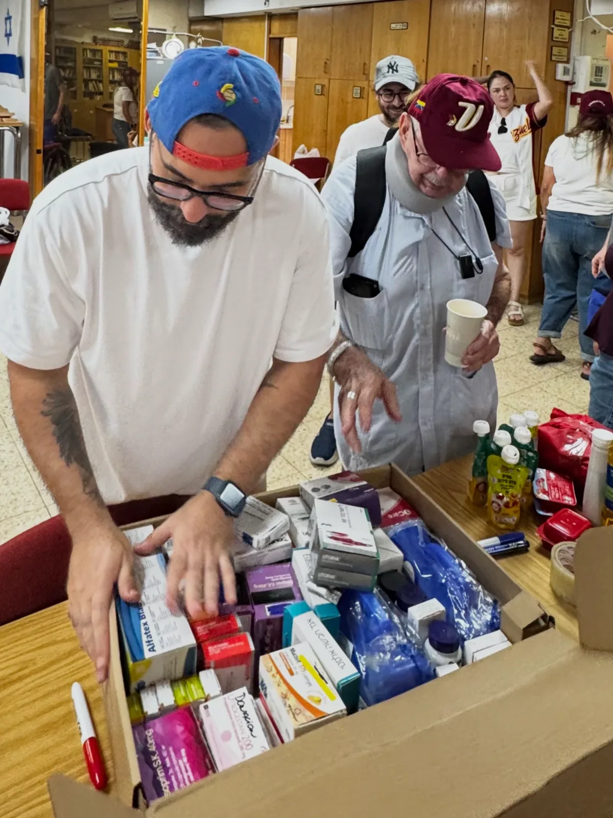 Voluntarios clasificando ayuda humanitaria
